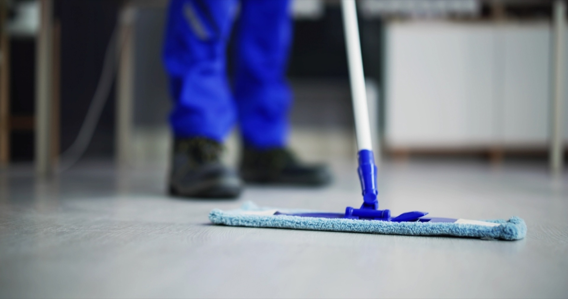 Kantoorschoonmaker Geel - professionele reiniging van werkplekken.