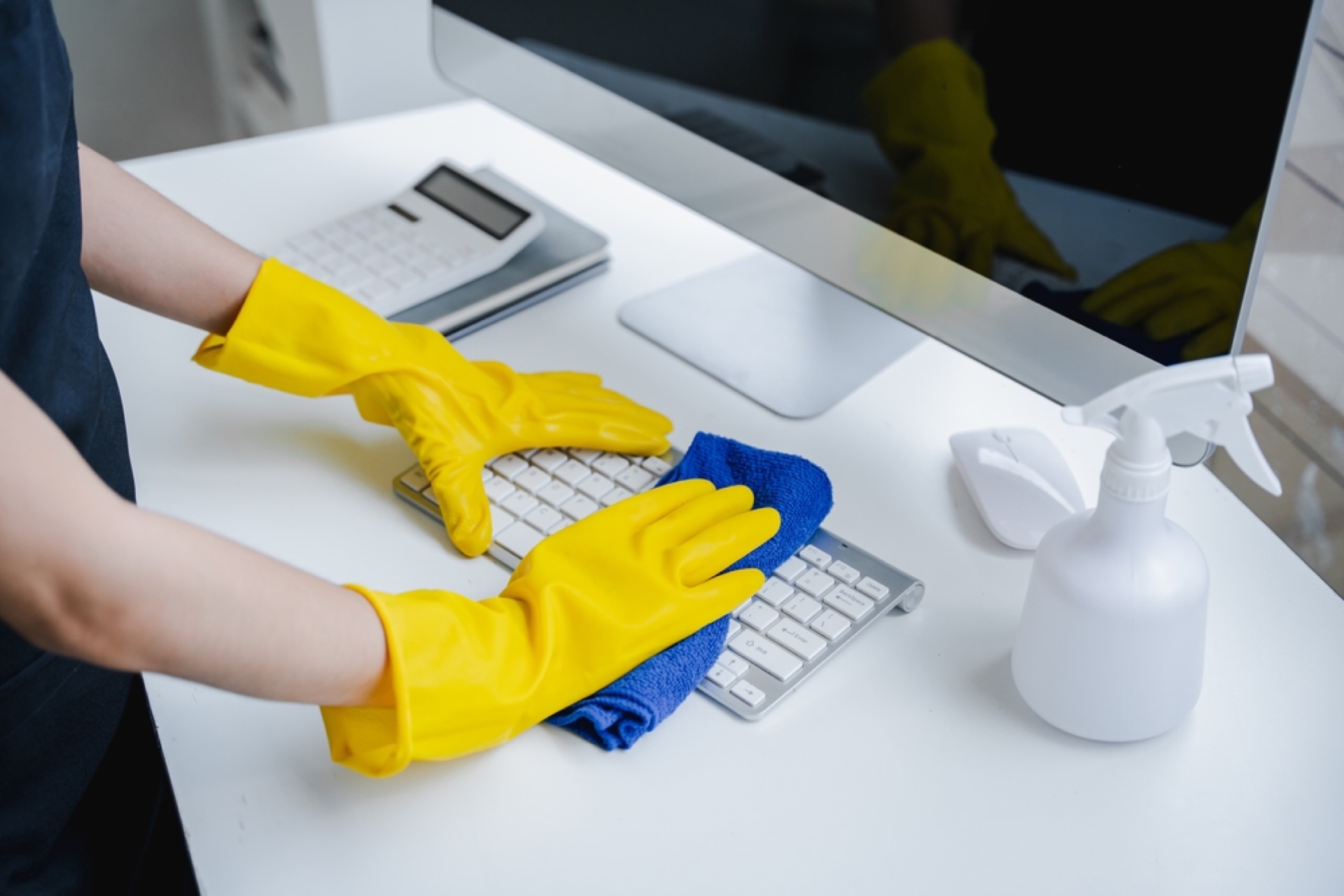 Schoonmaker kantoren Geel - kantoorreiniging op maat.